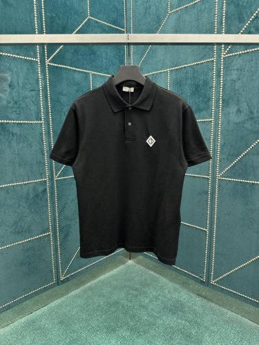 迪奥 25Ss新款 Cd Diamond polo 衫是二零二五秋季男装系列新品 全新演绎经典休闲时尚单品 采用黑色棉质珠地绉纱面料精心制作 胸前饰以对比鲜明的