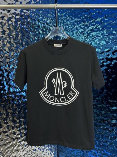 moncler 蒙口新款男士圆领短袖 情侣T恤 春夏新品 高品质 时尚百搭潮款 定制进口面料 穿着舒适 透气 时尚不失个性 上身休闲随性 帅气有型 彰显大牌气质