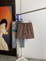 Fendi夏季新款男士休闲短裤沙滩裤，高级定制聚酯纤维面料 ！凉爽透气舒适度极高，印花细节无可挑剔，顶级五金辅料配备，原版Logo设计理念，手感细腻柔软！上身版