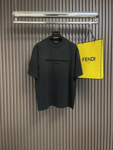 Alexander Wang 经典款渐变发泡字母Logo印花重工水洗短袖T恤，面料采用纯棉32支双纱平纹，经洗水 缩水达260克重，工艺厚板立体字母 推荐款噢！