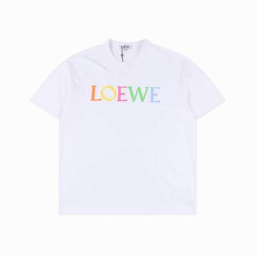 loewe 罗意威 彩虹字母印花短袖 罗家单品颜值当然是毋庸置疑的出色，搭配情侣款出街绝对吸引眼球！时髦 轻松有格调 氛围感一下子拉满～ 采用%纯棉面料材质，柔