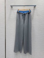 Miu Mi* 2025Ss新款长裤 不挑剔身形要求 上身板板正正特别赞！搭配的风格也很通吃 精致高级定制 富有肌理感的面料质感超赞 复古优雅 上身酷帅减龄时髦