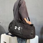 p100 under Armour 安德玛Ua多功能健身包水桶包斜挎包瑜伽包。 非常实用的一款包。男女上身都特别好看，容量大，侧边独立鞋仓设计，内置多个口袋夹层