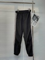 P260。 Prada 百搭的风衣运动裤 Prada标志性的尼龙面料是一种通过回收海洋中的塑料材料制成的再生尼龙织物体这款风衣裤 以运动风细节为特色 尺码：S-