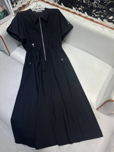 dio* 25Ss新款方领连衣裙 上翻袖子搭配纽扣 松紧收腰设计 小蜜蜂刺绣装饰 高品质 两色三码Sml