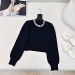 P480独家首发 Vltn 25Ss 春夏最新款钉钻装饰针织开衫 衣领处钉钻工艺点缀 闪耀着迷人光芒 增添一份高贵与优雅 百分百绵羊毛针织面料 柔软细腻的质地