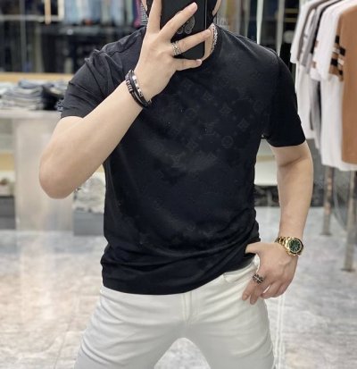 Lv 2025Ss蛇年贺岁款春夏精品短袖T恤 官网同步 高端品质 定制顶级丝光棉面料，顶级大厂1:1制作，时尚大牌重工艺Logo设计，手感柔软细腻 穿着亲肤舒适