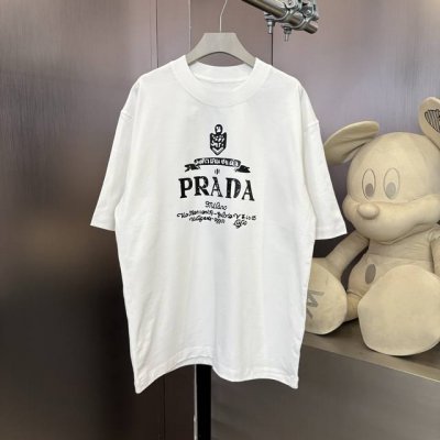 prada 春夏限定款，定制织梦雅韵罗纹棉 质感细腻 舒适贴肤 以纯黑之色 诠释着优雅 标志性地标识跃然衣上 低调却醒目 彰显独特身份与魅力 凸显肩部线条 感受