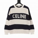 款号Y555 Celine赛琳 黑白粗条纹字母圆领毛衣 面料由百分之80羊毛具有良好的保暖性和弹性。羊毛毛衣柔软厚实，面料的纤维紧扣，能够很好地锁住温暖。此外，