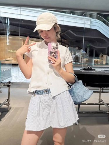 Alexander Wang25翻领短袖襟扣上衣上身呈现休闲慵懒的穿搭格调通体粉白两色可选钮扣全开襟可做开衫穿搭 增加时尚度和穿搭多样性前后长短不一两侧开叉单穿