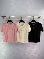 Celine*25春夏新款款圆领花花短袖针织衫 精致立体花朵装饰，舒适又透气。上身效果超美，是低调奢华的女神必备单品。3色3码Sml T226B