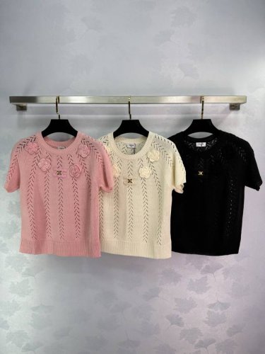 Celine*25春夏新款款圆领花花短袖针织衫 精致立体花朵装饰，舒适又透气。上身效果超美，是低调奢华的女神必备单品。3色3码Sml T226B