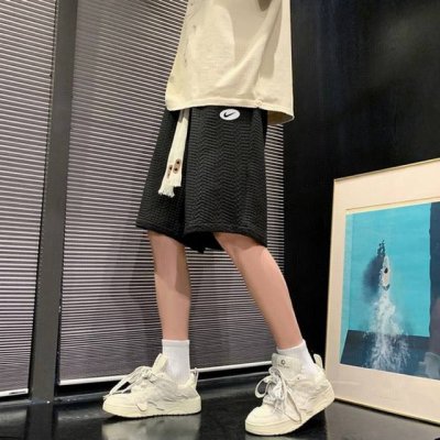 马大上新 nike 耐克 夏季新款个性提花纹理百搭舒适运动短裤五分裤 男女同款 面料采用个性提花工艺 层次感十足 插兜处耐克立体单勾贴标 简约又不简单 ins