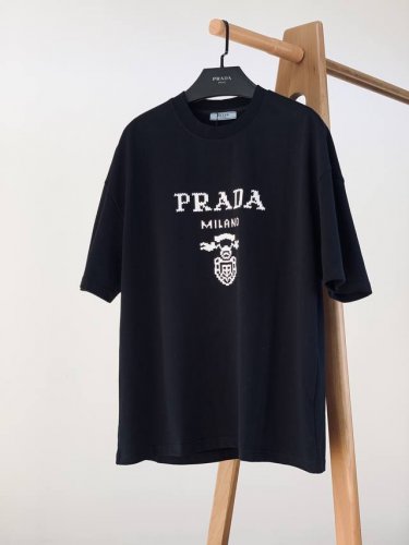 prada 普拉达 2025Ss春夏新品 重磅级尤物单品，官网在售系列。浮雕短袖T恤，定织微融感高支纯棉面料，手感非常好，前幅浮雕标识印花图案装饰，增加立体感，