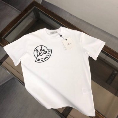 moncler 蒙口 最新款情侣款短袖T恤 特色品牌印花设计 面料上身舒适透气 不僵硬 修身的剪裁 采用高定定制纯棉面料 上身舒适有型 内搭单穿都完全没问题 时