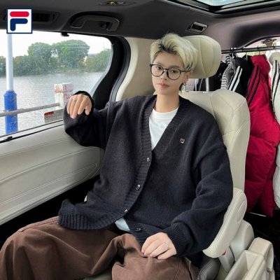 上新 P160【Fila斐乐 25美式V领毛线开衫简约时尚百搭慵懒风针织衫毛衣外套】 男女同款~ 这款简约而不简单的毛衣，随便你怎么穿怎么搭！采用际先进的织法，