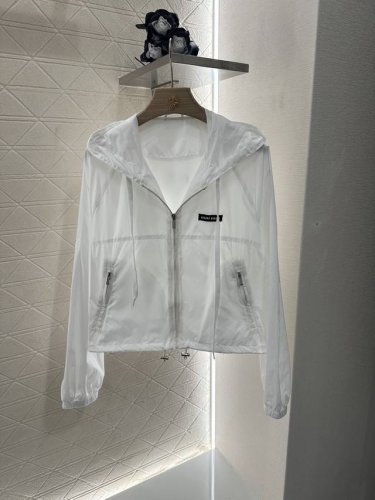 miumi*2025新品上架 连帽防晒外套短裤套装 定制Yb环保再生尼龙材质 舒适好穿 挺括有型 连帽防晒外套短裤套装 胸前采用字母方标 更显高级 配合下摆抽绳