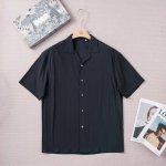 新品上市 Lo*We 罗*威25春夏时装款短袖衬衫！ 甄选100支纯棉色织泡泡布料，质感与舒适度绝佳，面料肌理形态别致，绝妙的压纹工艺，极为奢华特殊的面料。 纽