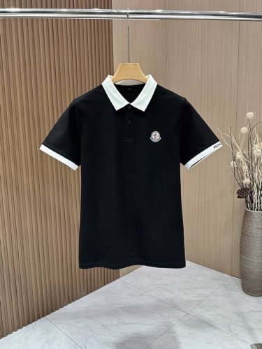 moncler 蒙口 Hk专柜同款同步上新短袖翻领Polo，采用订制双丝光六角珠地棉面料，领襟处针织罗纹收口，精致扣子，胸前Logo绣花章搭配，极为抢眼，有独特