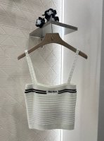 miumi*2025新品上架 条纹针织吊带短裙套装 定制Yb丝光羊毛纱线织造 质感光泽 舒适亲肤 平口吊带背心直筒半裙套装 通体横向坑条钩织纹理设计 镂空肩带胸