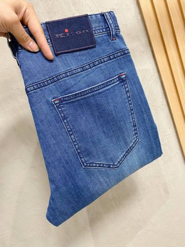Kiton 男士丹宁牛仔裤 官宣画册海报穿搭款 客供高级进口的丹宁原色面料 特选日本冈山纯正13Oz 盎司牛仔布料 重磅环保植物酵素水洗工艺 肌理有着淡淡的复古