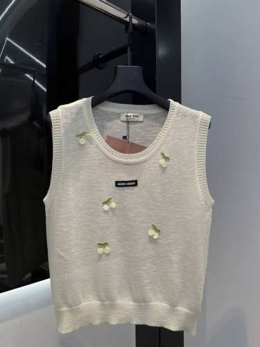 Miu｜25早春新款翻领字母Logo刺绣提花彩扣简约休闲针织背心 Sml