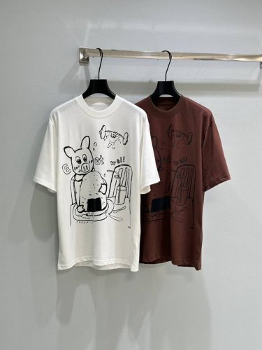 25Ss春夏新款上新 白色款上 一只憨态可掬的小猪坐在餐桌前 仿佛正准备享用美食 周围俏皮的线条和文字 Eat Wall 增添了趣味性 满满的生活气息扑面而来
