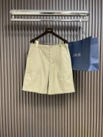 Lv 字母贴布工装短裤，织物正面斜纹纹路明显，反面比较模糊。经纬向均用单纱，线密度接近，织物经密略高于纬密，手感比较柔软。3D雕刻机制作定制金属模具，通过高温高