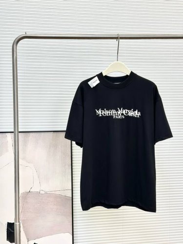 maison Margiela 马吉拉Mm6联名Tommy Cash 刺绣短袖 T恤 男女情侣款 进口绣花机万针刺绣工艺 短袖的底衫是 %纯棉亲肤透气 定织定染