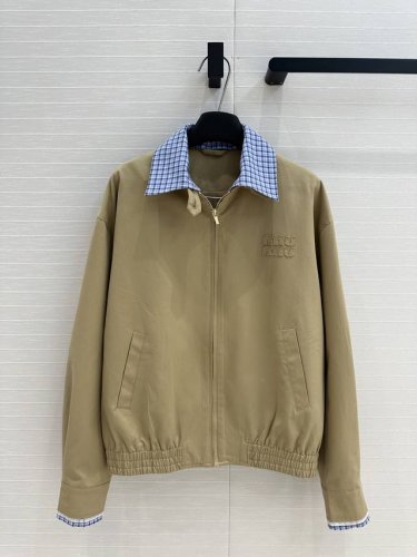 强烈推荐 Mi*25早春新品 复古文艺风卡其色拉链夹克外套，天蓝色格纹翻领可拆卸。假两件拼接设计！宽松廓形剪裁版型百搭不挑人！可甜可盐气质帅气又拉风。打造时髦的