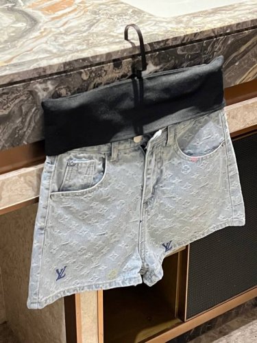 上新 洗水老花 Louis Vuitto* 驴 显瘦百搭高腰A字版型牛仔短裤 1V 重工提花刺绣 A 字版型牛仔短裤，你值得拥有 这款短裤真的是我近期的最爱！