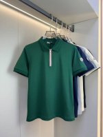 moncler最新款棉质珠地Polo衫 2025官网同步发售，这款男士棉质Polo衫以条纹饰边重新演绎标志性三色元素，为日常基础单品增添运动气息。面料采用原版纱