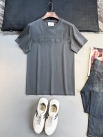 Gu# 2025春夏新款首发专柜最新款短袖圆领T恤 高端订制 设计前卫时尚 品牌Logo重工艺设计 高端定制230克面料.手感柔软.穿着舒适.专柜级别精致车线.
