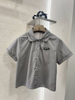 miumi*2025新品上架 花边短袖衬衫腰带半裙套装 定制Yb斜纹全棉材质 柔软亲肤 舒适不易皱 短袖花边衬衫半裙套装 上衣领口花瓣镂空波浪双层花边点缀 袖口