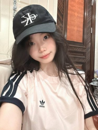 上新 Adidas阿迪三叶草古着刺绣Logo三杠短袖T恤 今日份甜度达标上身即时髦～ 淡淡的粉色真的美疯了 特别特别少女 ！！ 实物颜色比照片上更显嫩更漂亮 A