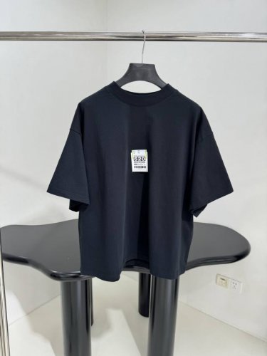 新品520限定中等剪裁T恤 女款 复古做旧干爽平纹布修身中等版型剪裁 正面饰以Airport Tag立体贴纸 不可以斯开喔 马上要飞到你身边爱意表达方式 提前穿