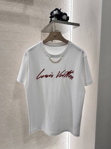 Louis Vuitto*2025新品上架 圆领刺绣字母链条 定制Yb原生全棉材质 透气舒适 质感十足 凸显品牌格调 采用克重纯棉制成 略带有弹力 呈现显瘦视觉