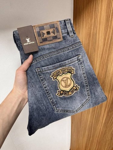 Lv 2025年春季最新品牛仔裤出入专卖店无压力 专柜热销款 品味与价值共享 身穿着非常舒适 低调不失奢华 穿出去非常有档次,裤型款式和裁剪亦无需多言 上身精致