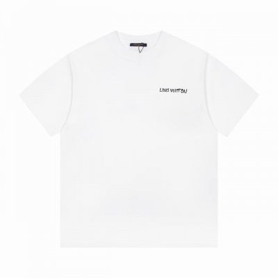 高品质 Lv Louis Vuitton路易威登25Ss新款字图案印花圆领短袖T恤 小红书热门爆款｜明星网红同款穿搭 1面料采用26支280克纯棉双纱面料 柔软