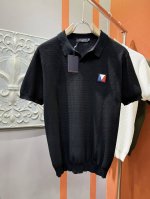 P250 Lv 2025春夏新品针织短袖，进口针织面料，手感柔软。顶级进口私货，时间设计潮流短袖针织衫，不失奢华 品质毋庸置疑 上身效果超赞，奢华官网同款！尺码