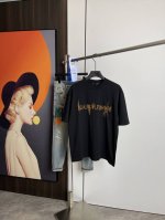 Lv2025春夏新品短袖T恤，一比一原版刺绣印花.三标齐 ！简约百搭款。纯棉面料.穿着透气舒适！黑白两色 微阔版型.男女同款！码数：M-Xxl M码可以穿到14
