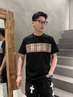 巴宝莉 高定面料 玉蚕丝般的丝滑 2025春夏新品上市时尚经典圆领短袖时尚单品设计，更加时尚舒适，高标准定制，上身非常有型，经典刺绣工艺， 客供辅料，客供进口高