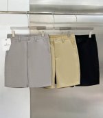 Moncler 蒙口2025年 新款男士商务休闲夏季纯棉薄款短裤子西裤！ 新品上市！高端奢华，低调大气！ 精典裤型，时尚设计！ 裤腿至腿脚微微修身贴合腿型！ 简