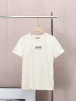 Miumiu 原单狠货 25Ss 春夏新款 Miumiu 胸口贴布 Logo 刺绣同色系的贴布作为 Logo 的打底，上面有 Miumiu 的字母，小而美的辨识