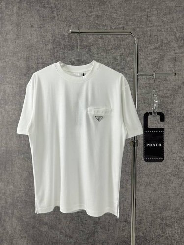 prada 普拉达2025新款倒三角标口袋纯色短袖T恤男女同款 这款Prada平纹针织T恤是品牌的基础款式。华美简约风格与精致魅力重释基础单品，赋予其设计新意。