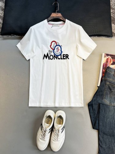 Mo# 2025春夏新款首发专柜最新款短袖圆领T恤 高端订制 设计前卫时尚 品牌Logo重工艺设计 高端定制230克面料.手感柔软.穿着舒适.专柜级别精致车线.