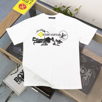 高版本 2025新款Louis Vuitton路易威登Lv榜山小屋图案Logo字母印花休闲情侣短袖T恤 独一无二的活性环保面料染色 32支双纱精梳纯棉爽滑手感