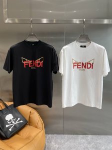 芬家 Fendi T恤 简约又大气，胸前红底黄边的“Fendi”字样超醒目，搭配上方俏皮的小恶魔角设计，个性与时尚感拉满 宽松版型S-Xxxl 隔天