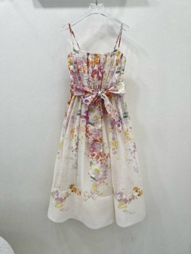 zimmerm*25年吊带连衣裙 结 选用亚麻面料制成，让人眼前一亮，隐形拉链开合，腰部收腰 通体花卉印花仙女本仙～ 可搭配同系列上衣，亦可分开，整体高级又展现