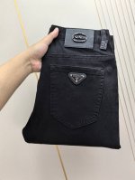普拉达。2025春夏最新推出男士牛仔裤新品！重工水洗牛仔面料，定制面料和一般牛仔布料比起来，更加柔软舒适！超重工洗水工艺 双工艺洗水 整条裤子，手感舒适，细腻程